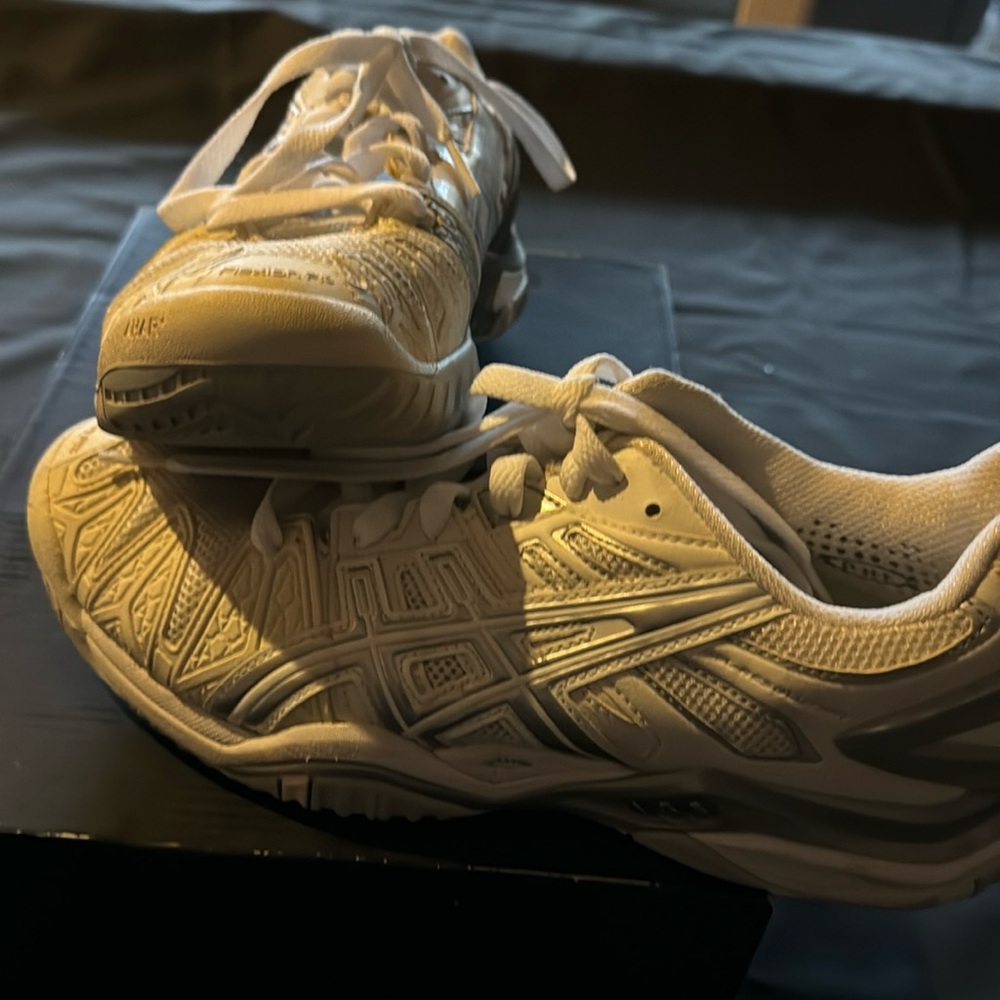 ASICS volleball E350Y woman’s size 9